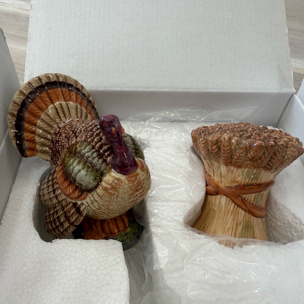 Thanksgiving Department 56 Ceramic Turkey and Wheat Bundle salt & pepper shakers